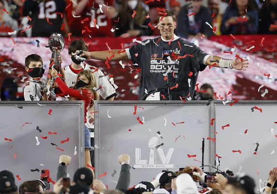 b7fb3669-ef29-4753-8a27-f76492b635b7.jpg Tom Brady celebra su triunfo sobre los Chiefs en el Super Bowl. Foto: EFE