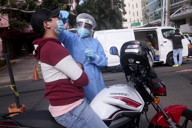 Personal de salud aplicó 5,034 pruebas nuevas de contagio para detectar la covid-19 en las últimas 24 horas. Foto: Víctor Arosemena Personal de salud aplicó 5,034 pruebas nuevas de contagio para detectar la covid-19 en las últimas 24 horas. Foto: Víctor Arosemena