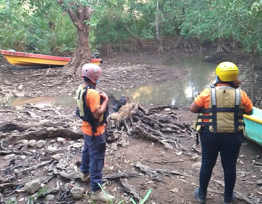  "Perico" se arrojó al charco y no salió más, quedando en el fondo. Foto: Melquiades Vásquez