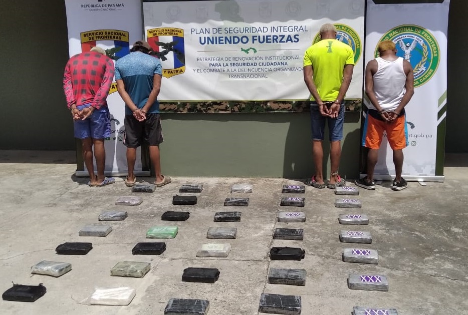 Los aprehendidos y la presunta droga fueron puestos a orden de la autoridad competente. Los aprehendidos y la presunta droga fueron puestos a orden de la autoridad competente.