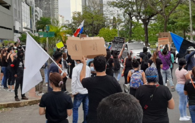 Marchan hasta la presidencia de la República para exigir justicia para menores en albergues. Foto:Cortesía