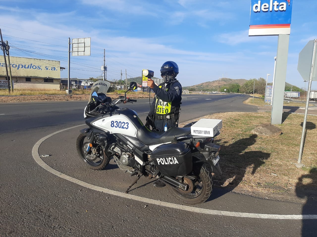 La Policía de Tránsito se han mantenido custodiando las vías en la provincia. Foto:Cortesía
