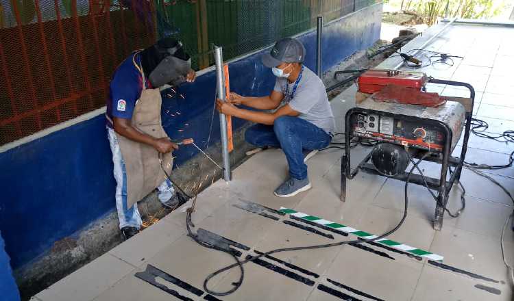 Mientras los estudiantes se mantienen en sus casas, las escuelas son adaptadas para ser centros de vacunación contra la covid-19. Cortesía