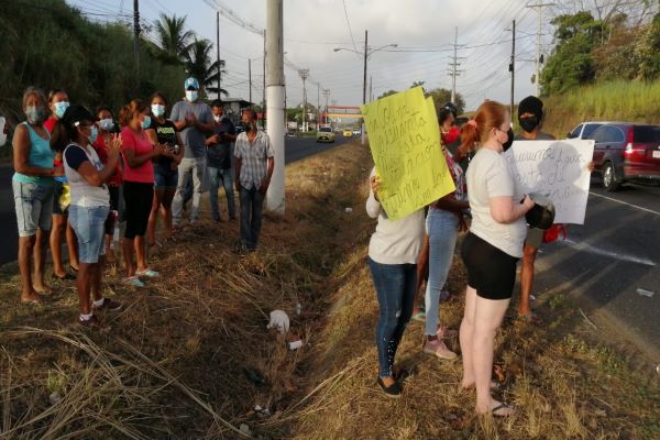 Los manifestantes exigen una respuesta del Idaan y han solicitado además la intervención de la Gobernación, para obtener una respuesta satisfactoria. Foto: Diomedes Sánchezc