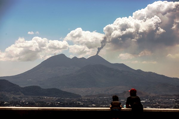 El volcán de Fuego en Guatemala continúa activo con diez erupciones por hora. Foto:EFE