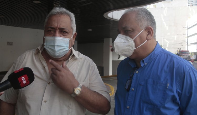 Alejandro Pérez y Luis Eduardo Camacho González durante la visita ayer en el Primer Tribunal de Justicia. Víctor Arosemena