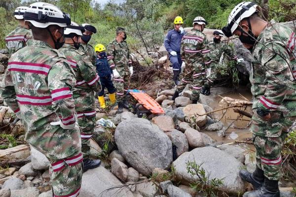 Rescate del cuerpo de la cónsul de Panamá en Bogotá, Telma Barria Pinzón. EFE 