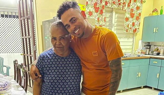 Ozuna y su abuela Neida. Foto: Instagram / @ozuna