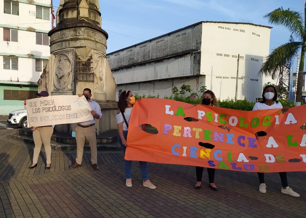  La protesta fue la tarde de ayer lunes en la entrada de la urbe colonense. Diómedes Sánchez 