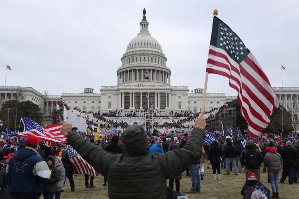 Manifestantes a favor de Donald Trump irrumpieron en el Capitolio de los Estados Unidos el 6 de enero de 2021. EFE