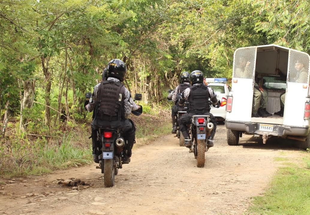 Hay patrullajes de la Policía Nacional, pero hay lugares lejanos en Calobre, donde la presencia policial es nula. Foto. Melquiades Vásquez 