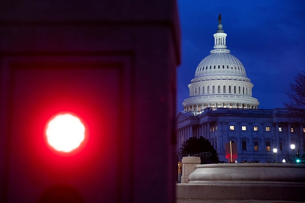 Vista de un semáforo en rojo frente al Capitolio, este jueves en Washington (Estados Unidos), donde la seguridad se ha reforzado y la Cámara Baja ha suspendido sus sesiones. Foto: EFE