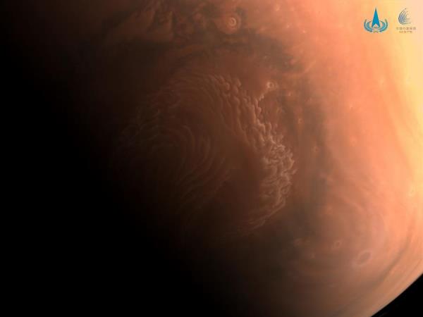 Foto muestra la superficie de Marte capturada desde la nave espacial Tianwen-1. 