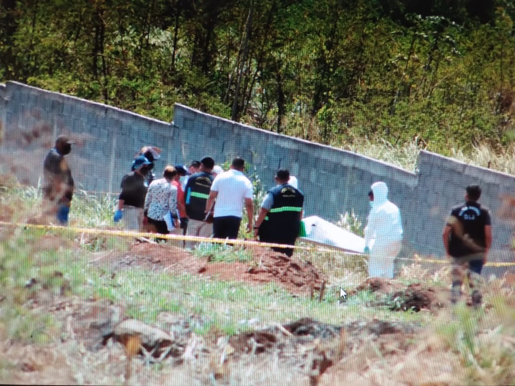 El cadáver estaba en una excavación próxima a la cerca perimetral de un nuevo residencial. Foto: Eric A. Montenegro 