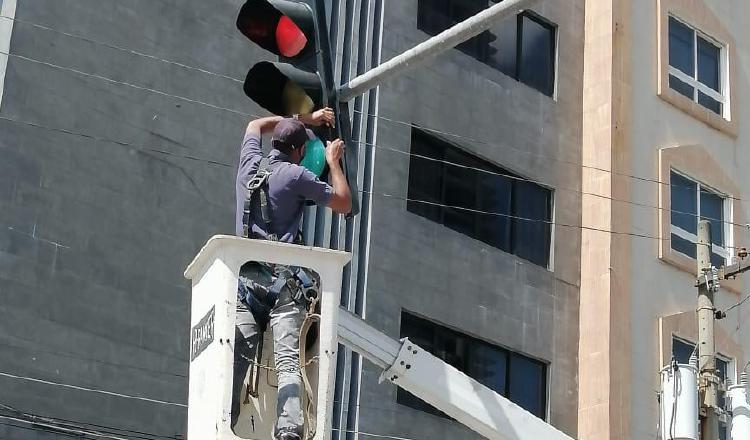 la Autoridad del Tránsito contratará a cuatro empleados de la empresa para que ayuden a dar mantenimiento a los semáforos.