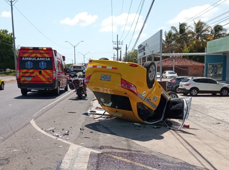  El vehículo taxi terminó volcado sobre la vía. Foto: Thays Domínguez