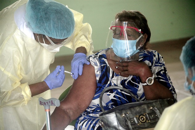 Personal de salud aplica hoy la primera dosis de la vacuna de Pfizer contra la covid-19 a una adulta mayor en San Miguelito. Foto: Víctor Arosemena