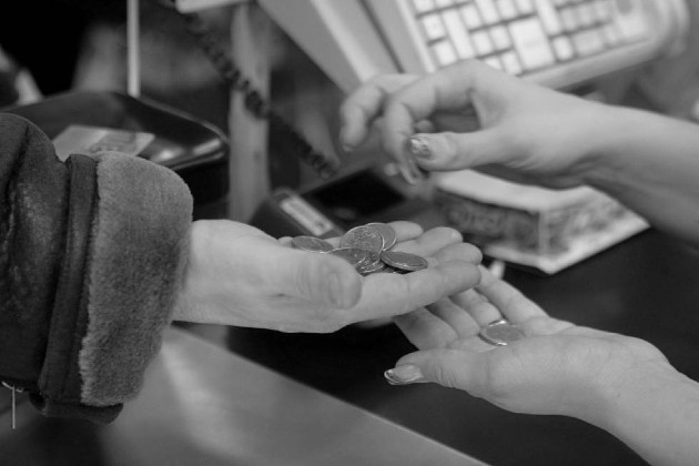 El sentido del ahorro que Jesús nos enseña implica primero no gastar más de lo que se ingresa. Segundo: guardar siempre un porcentaje Y para eso no hay que gastar en cosas innecesarias. Foto: EFE.