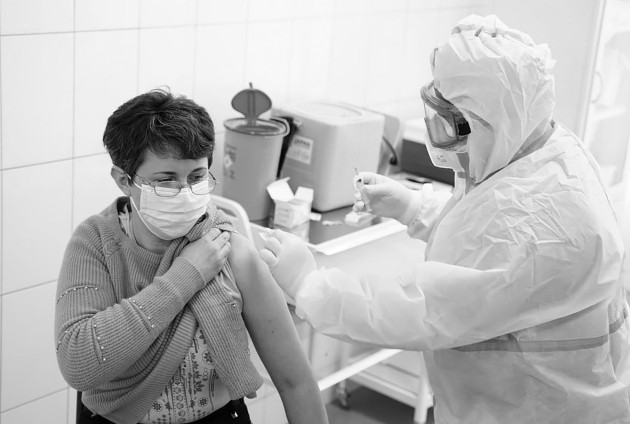 La única forma de vencer al coronavirus es con una dureza de carácter, horario de vacunación masiva y manutención de un estricto protocolo. No hay que darle vueltas al asunto. Foto: EFE.