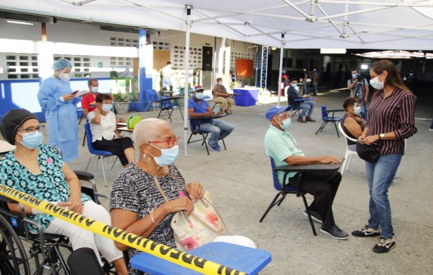 Por segundo día consecutivo este viernes continuó la vacunación a los adultos mayores de 60 años en San Miguelito.