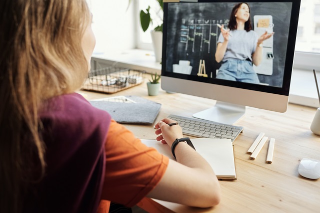 Lo ideal es que los estudiantes tengan una rutina como si estuviera en la escuela. Foto: Ilustrativa / Pexels