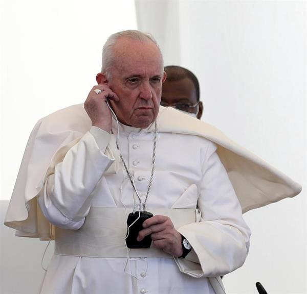 El papa Francisco durante un encuentro interreligioso en la llanura de Ur. EFE