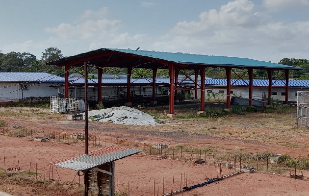 En el colegio Moisés Castillo Ocaña (MCO) hay un conflicto entre el Ministerio de Educación (Meduca) y el consorcio a cargo del proyecto, que mantiene paralizado los trabajos desde el año 2020.