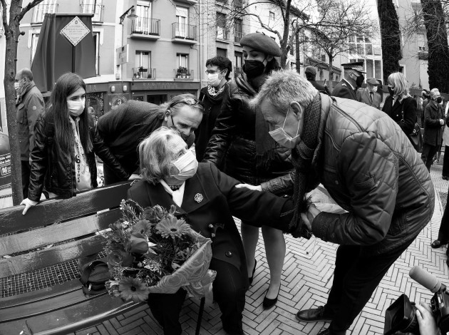 Homenaje en Pamplona en el lugar del atentado de ETA de 1985 en el que murieron el niño Alfredo Aguirre y el policía nacional Francisco Miguel. La madre del pequeño, Carmen Belascoáin (sentada), saluda a Javier Caballero, hijo del edil de UPN Tomás Caballero, asesinado por ETA en 1998, en presencia de Verónica Miguel (con boina roja), hija del policía nacional. Foto: EFE.