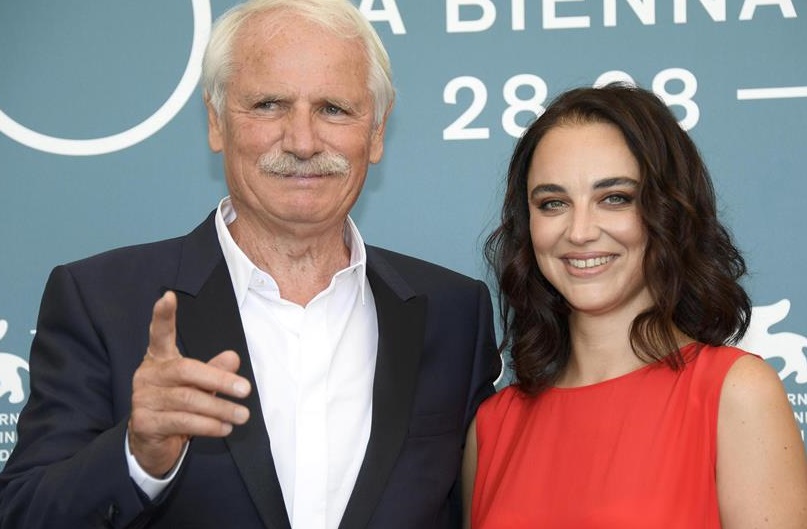 La directora ucraniana Anastasia Mikova (d) y el ambientalista francés Yann Arthus-Bertrand posan en un photocall de 'Mujer' . EFE