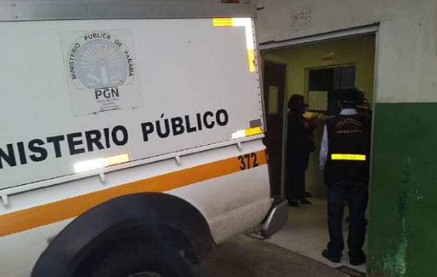 En horas de la madrugada de este lunes, el cuerpo del joven fue trasladado en el vehículo del Ministerio Público a la morgue judicial, donde se le hará la necropsia de rigor.