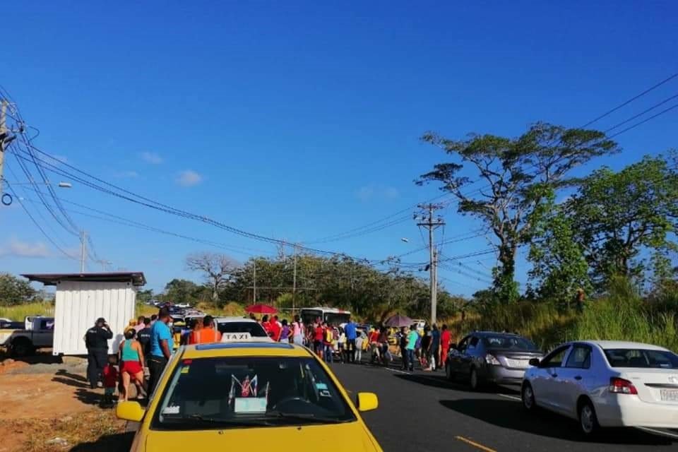 Un grupo de invasores protestó en días pasados, porque le desconectaron una instalación ilegal de electricidad.