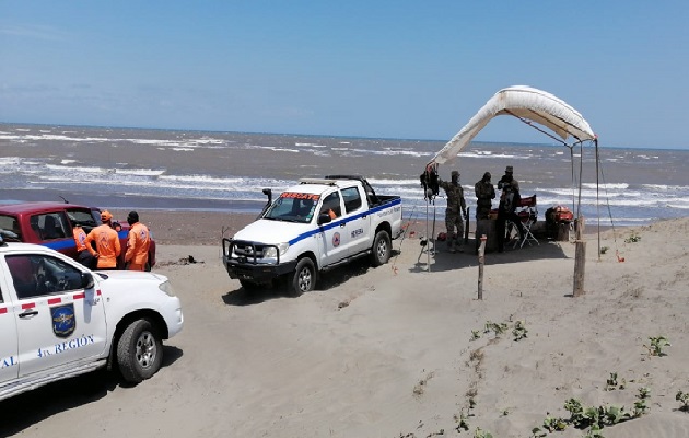 El cuerpo del pescador se mantuvo a orillas de la playa, hasta que llegaron unidades del Ministerio Público para iniciar la investigación pertinente.