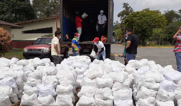 La distribución de bolsas de comida forma parte del plan Panamá Solidario que se ha manejado a través de varios ministerios. Archivo