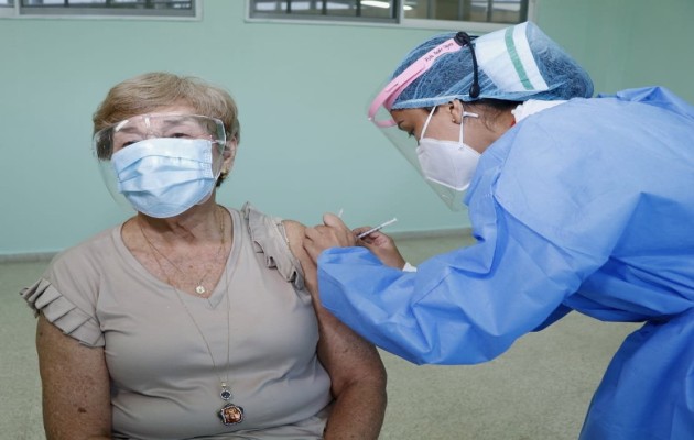 Ortega dijo que esto está basado en un estudio que se hizo entre un grupo de médicos que no tuvieron covid-19 y médicos que les dio covid-19 en Panamá.