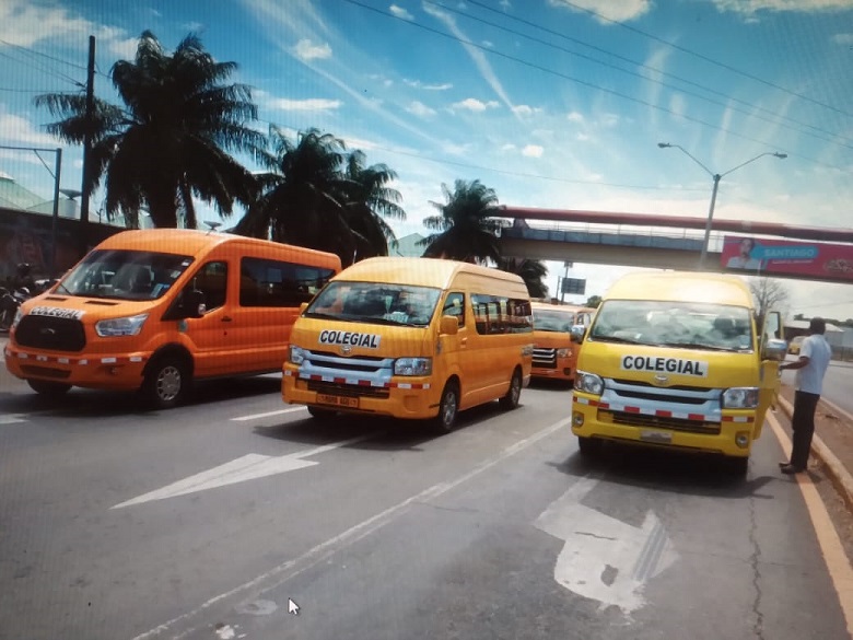 Los transportistas cerraron los cuatro paños de la vía Interamericana por espacio de una hora. Foto: Melquiades Vásquez