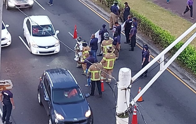 Los bomberos se ubicaron en la entrada de la ciudad de Colón y cerraron un paño de la vía en acción de protesta, debido a que la institución no ha completado los ascensos de rango