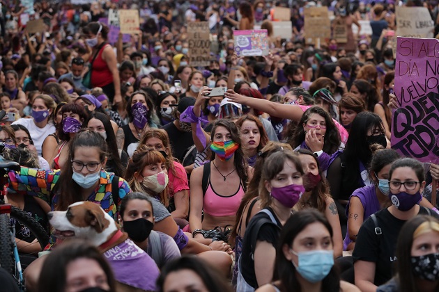 El estudio fue revelado dos días después del Día Internacional de la Mujer, en que se dieron diferentes marchas en distintas partes del mundo, como la de Montevideo, Uruguay. Foto: EFE