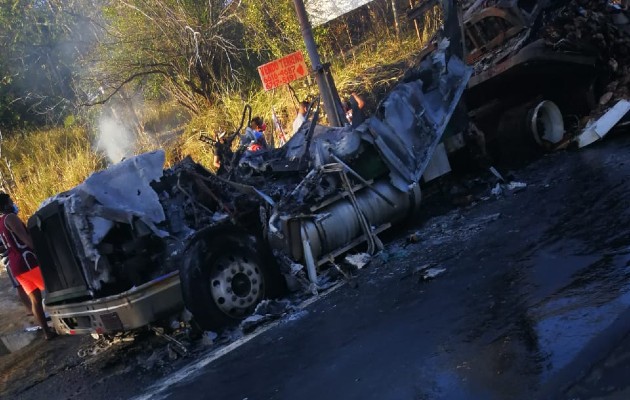 El conductor del vehículo logró salvar su vida, confirmaron las unidades del Benemérito Cuerpo de Bomberos de Panamá (BCBP).