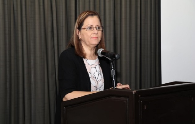Rosario Turner recalcó que hay miles de estudios que demuestran que la propagación del virus es menor en niños.
