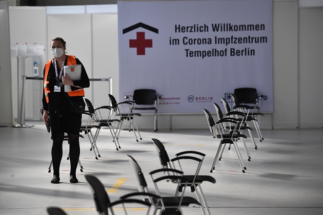 El Gobierno de Alemania habilitó un nuevo centro de vacunación en el antiguo aeropuerto de Tempelhof en Berlín, en medio de la nueva pandemia de coronavirus. Foto: EFE