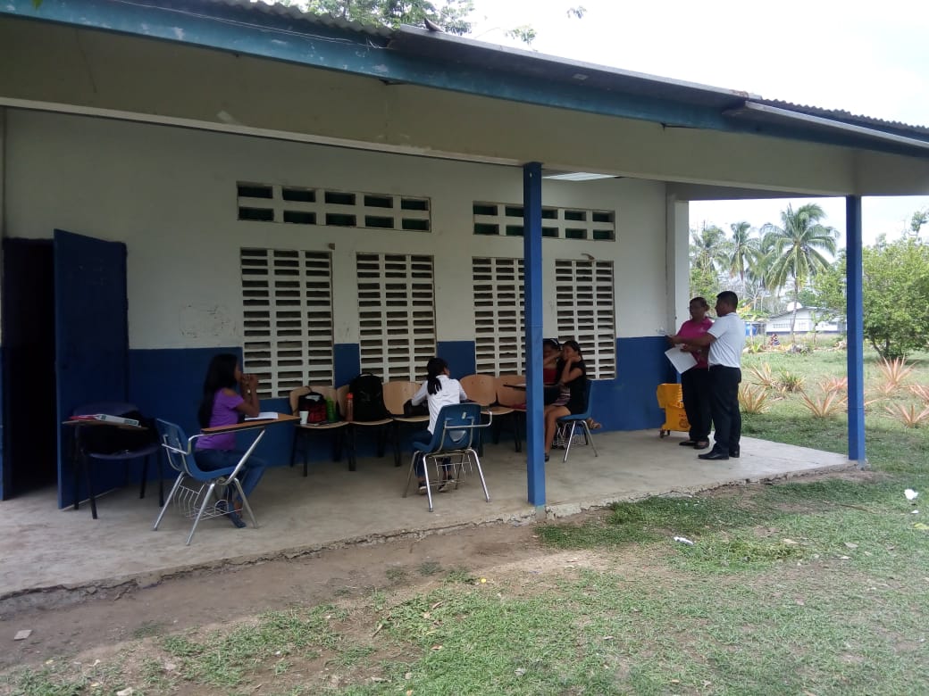 El Centro Educativo se ha quedado chico para la matrícula actual, con evidente hacinamiento. Foto: Cortesía