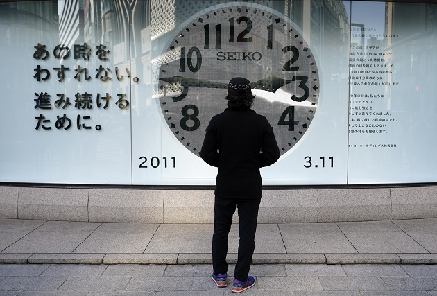 Un hombre mira un reloj que muestra la hora (14:46) del devastador terremoto y tsunami del 11 de marzo de 2011 en Tokio, Japón. Foto: EFE