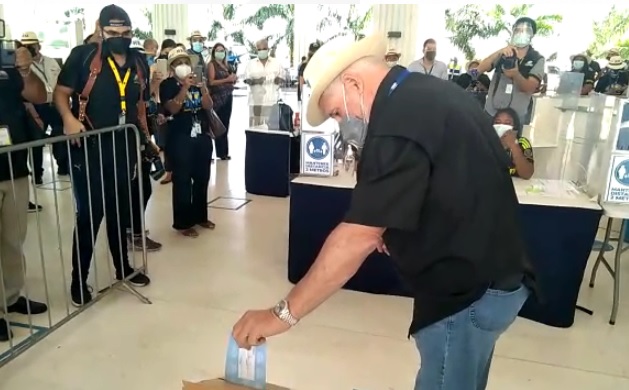 Ricardo Martinelli ejerce su voto en la sede del Tribunal Electoral. 