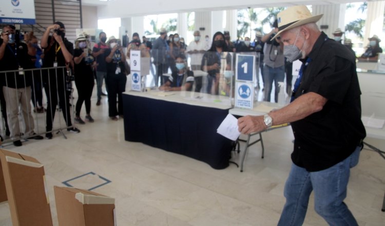 Ricardo Martinelli, expresidente de la República, en momentos en que ejercía su voto en el congreso constitutivo. Archivo