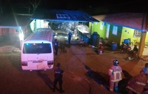 Los bomberos lograron controlar el incendio antes de que se propagara hasta una residencia cercana.