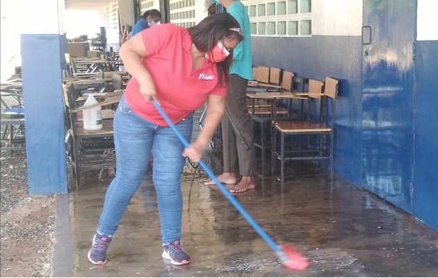 Durante toda la semana se han adelantado jornadas de limpieza en diversos planteles, por parte de las comunidades educativas, como preparación para la fase 2 en la que se espera vacunar a las personas mayores de 60 años. Foto:Thays Jiménez