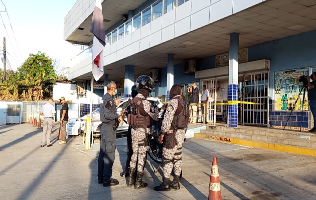 En medio de fuertes medidas de seguridad llegaron al SPA de La Chorrera los cinco implicados en el intento de privación de libertad del hermano del presidente Laurentino Cortizo. Foto: Eric Montenegro