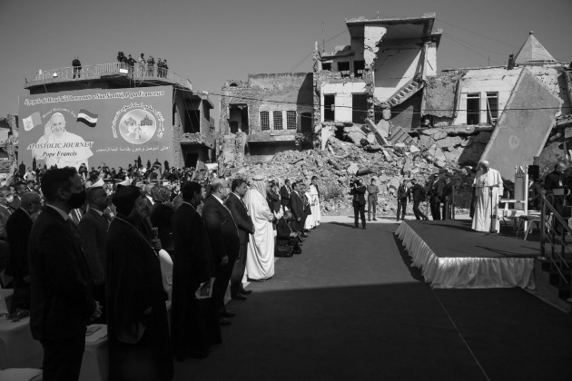 El Papa Francisco en las ruinas de la Iglesia católica de la Inmaculada Concepción en Mosul, en el norte de Irak. Foto: EFE. 