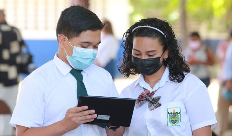 El Ministerio de Educación (Meduca) está entregando tabletas a los estudiantes de duodécimo grado. En la foto, jóvenes  de Coclé. Cortesía