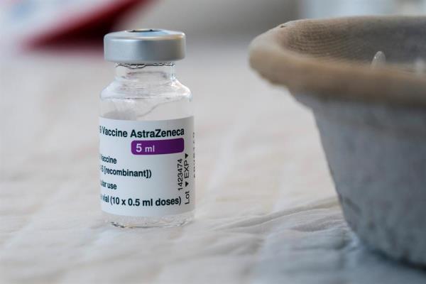 Se ha identificado una treintena de casos de trombosis tras una dosis de la vacuna de AstraZeneca.  EFE